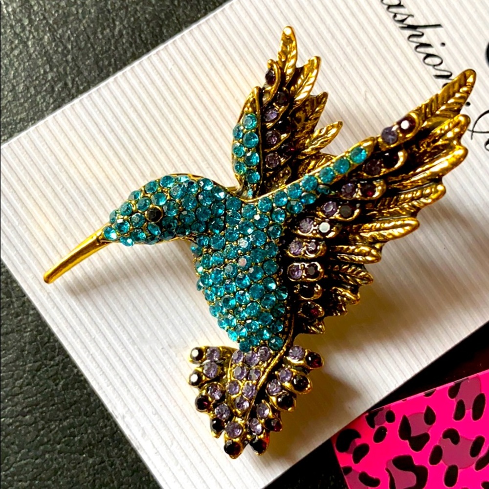 🌱NWT - Hummingbird with Crystals Brooch Pin